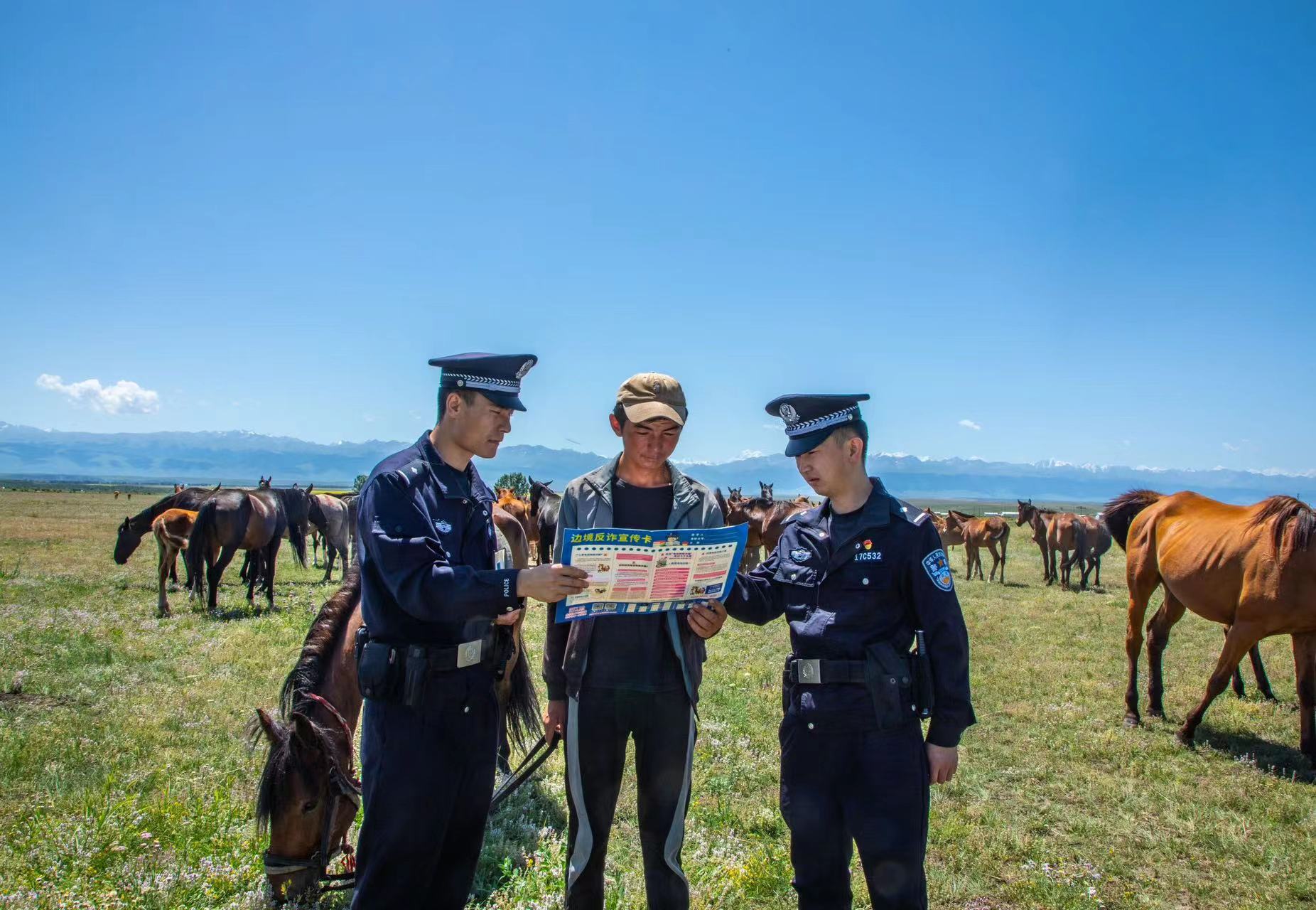 7月18日，圖為民警對轄區(qū)馬匹養(yǎng)殖專業(yè)戶進行防范電信網(wǎng)絡(luò)詐騙宣傳。.jpg