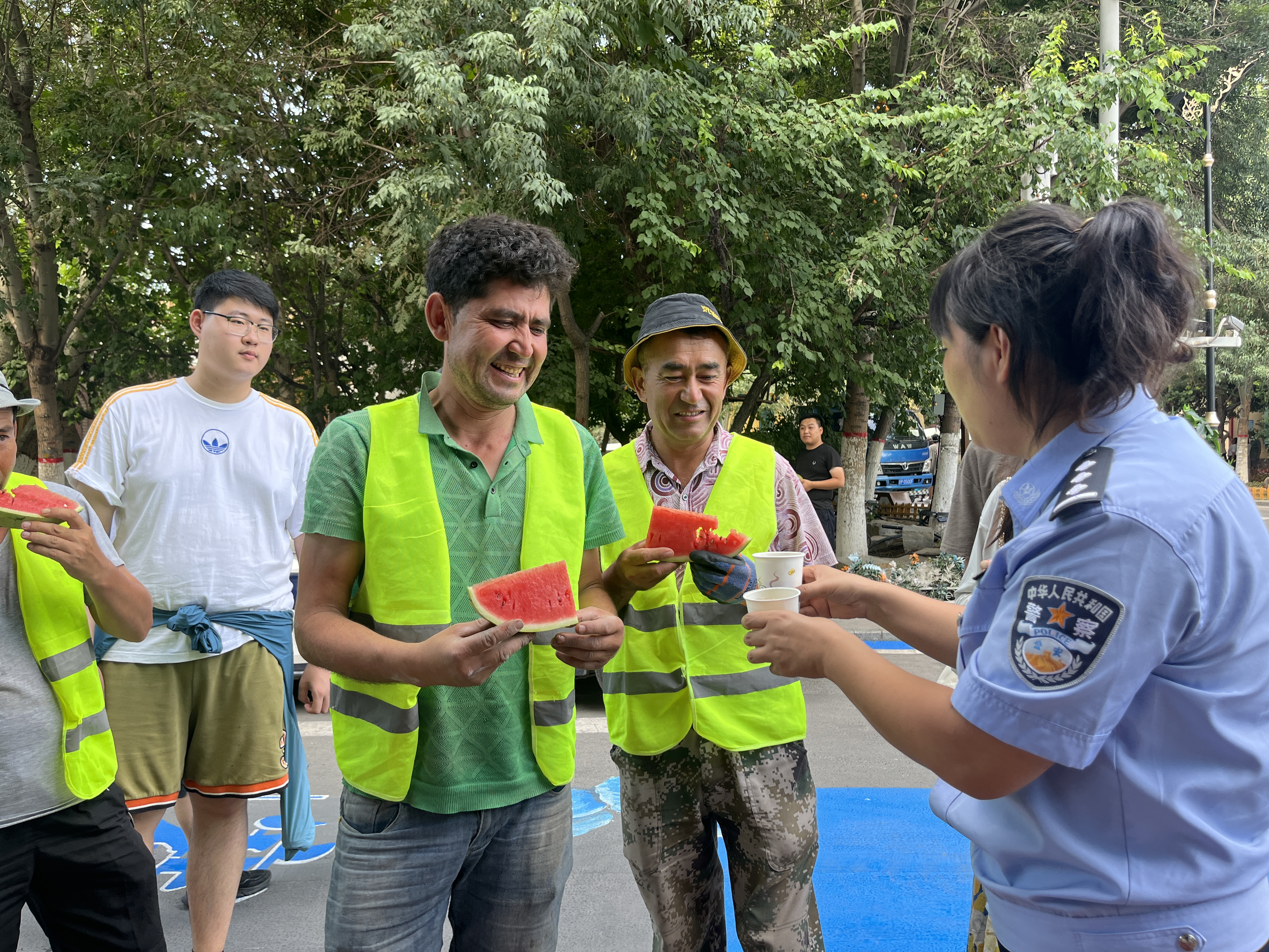 炎炎夏日，民警免費(fèi)向六星街環(huán)衛(wèi)工人送去冰鎮(zhèn)綠豆湯和西瓜656.jpg