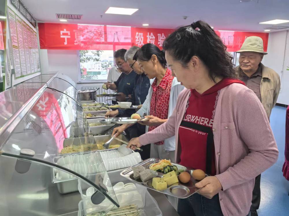 寧夏固原市隆德縣老年養(yǎng)護院里，旅居老人在取早餐。（楊珍珍攝）